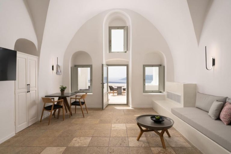 Salón con bóveda blanca y vistas al mar en Asha Luxury Suites, decoración mediterránea minimalista