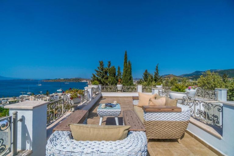Terraza con sofás de mimbre y vistas panorámicas al mar en Manzara Boutique Hotel Adults Only