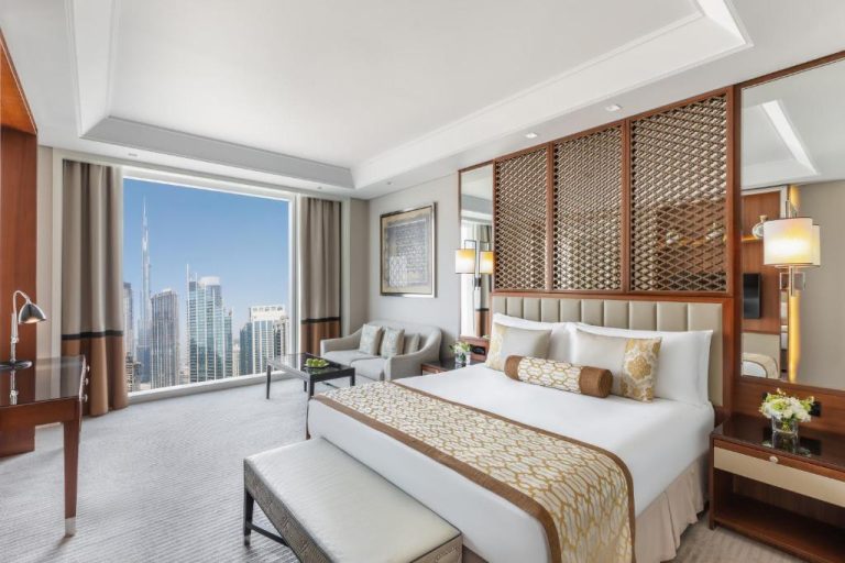 Habitación deluxe con cama king y vistas al Burj Khalifa en el hotel Taj Dubai
