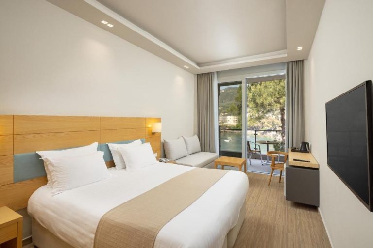 Habitación doble con cama king, terraza y vistas al mar en Akrotiri Beach Resort & Spa