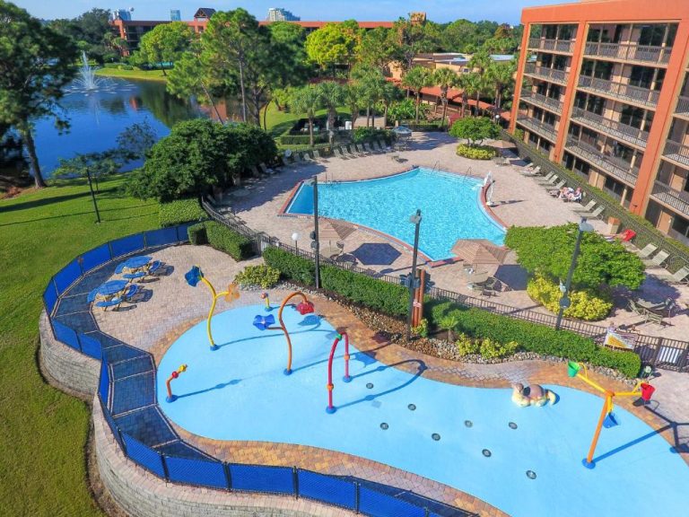 Zona de juegos acuáticos infantil y piscina exterior del Rosen Inn Lake Buena Vista en Orlando