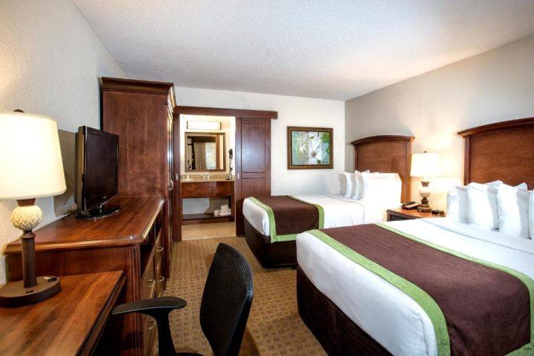Habitación doble con dos camas queen del Rosen Inn Lake Buena Vista con escritorio y baño
