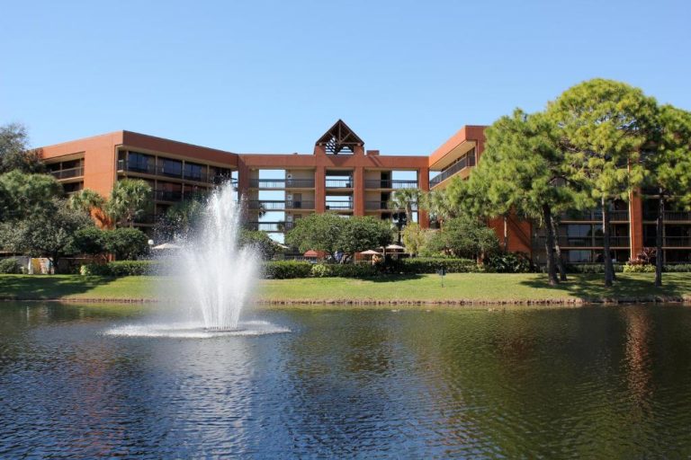Vista del lago con fuente ornamental frente al Rosen Inn Lake Buena Vista en Orlando, Florida