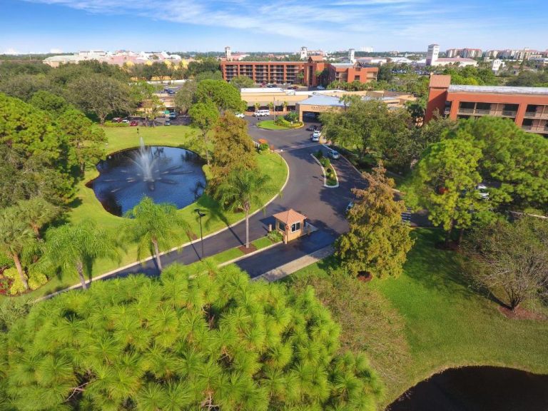 Vista aérea del Rosen Inn Lake Buena Vista con lago decorativo y fuente rodeado de jardines tropicales