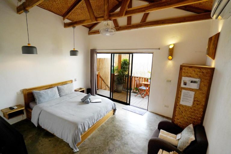 Habitación doble con terraza privada y techo de madera en Fisheye The Rooms