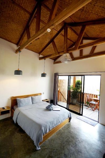 Habitación doble con techo de bambú y terraza exterior en Fisheye The Rooms