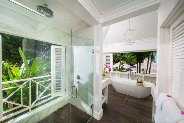 Baño de lujo con ducha de lluvia y bañera exenta en Round Hill Hotel & Villas Jamaica