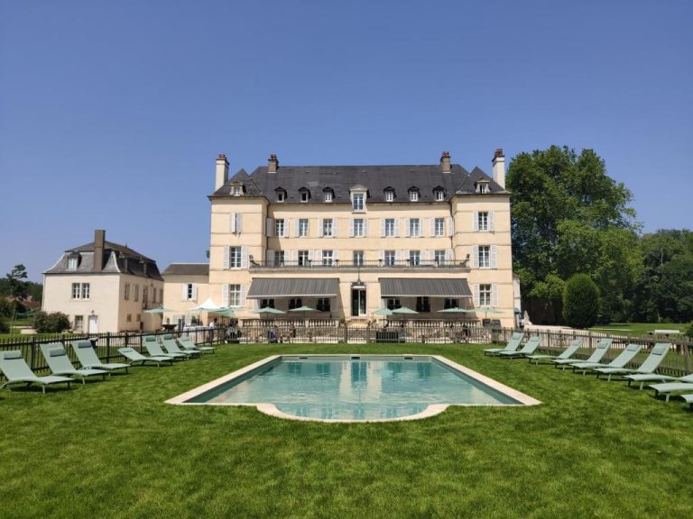 Piscina exterior con tumbonas y jardín del Château de Saulon en Borgoña, Francia