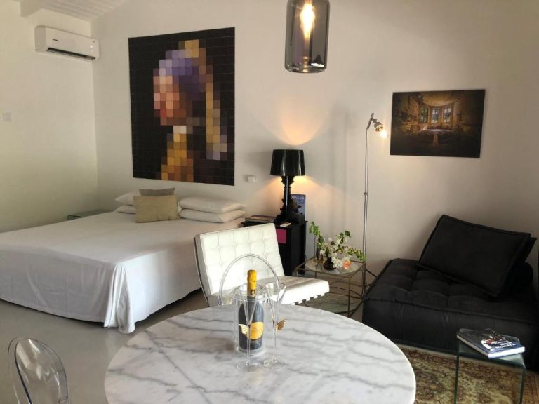 Habitación de diseño con cama doble, mesa de mármol y champán en Thuishaven Boutique Mini-Resort