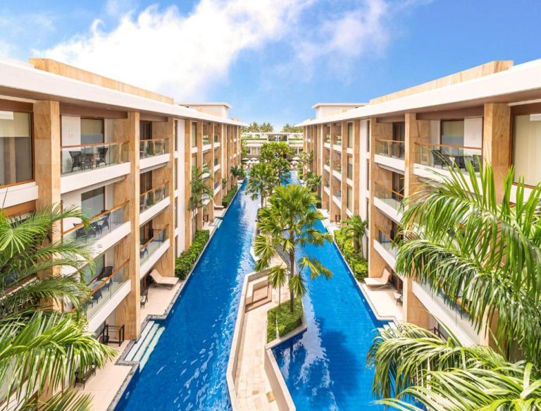 Piscina laguna central con palmeras y vistas a los balcones del Henann Crystal Sands Resort
