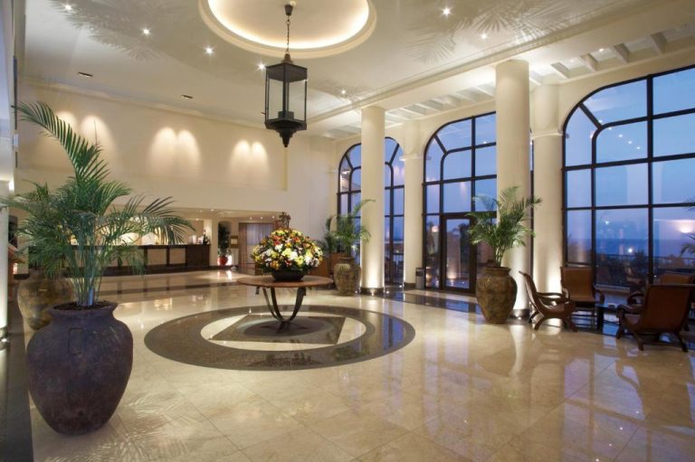 Elegante lobby con columnas y jardines interiores del Hotel Porto Mare PortoBay en Madeira