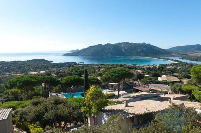 Vista panorámica de la bahía y piscina exterior de Résidence Marina Di Santa Giulia en Córcega