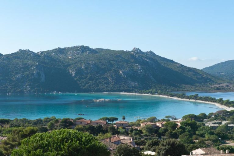 Vista panorámica de la bahía y playa de Santa Giulia desde la Résidence Marina Di Santa Giulia en Córcega