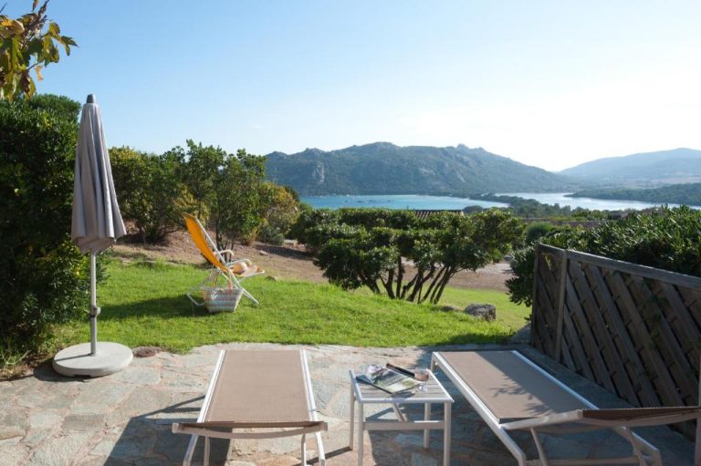 Terraza con tumbonas y vistas al mar de la Résidence Marina Di Santa Giulia en Córcega