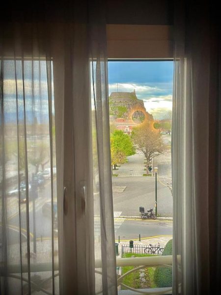 Vista desde ventana del Arcadion Hotel hacia la Fortaleza Vieja de Corfú y la plaza principal