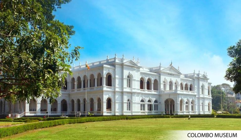 Fachada colonial del Museo de Colombo cerca del Marino Beach Colombo, rodeado de jardines verdes
