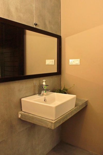 Baño moderno con lavabo empotrado y espejo en el Ahas Gawwa Eco Lodge