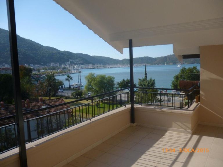 Terraza amplia con vistas al mar y puerto deportivo en Cicek Hotel & Apartments en Marmaris