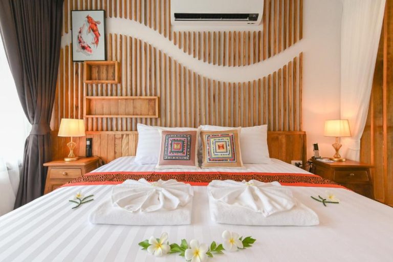 Habitación doble con decoración en madera y cama king size en el hotel Cascade Tara