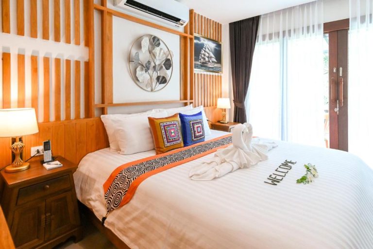 Habitación doble con cama king size y decoración de bienvenida en el hotel Cascade Tara