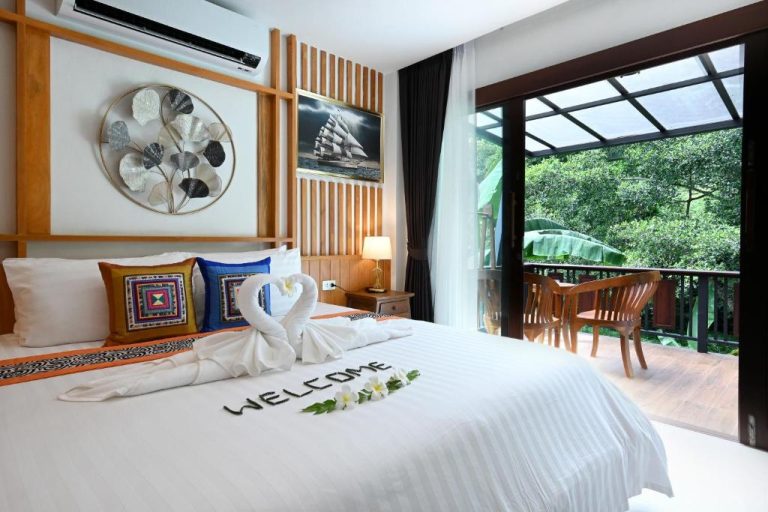 Habitación doble con bienvenida en toallas y balcón con vistas al jardín en Cascade Tara