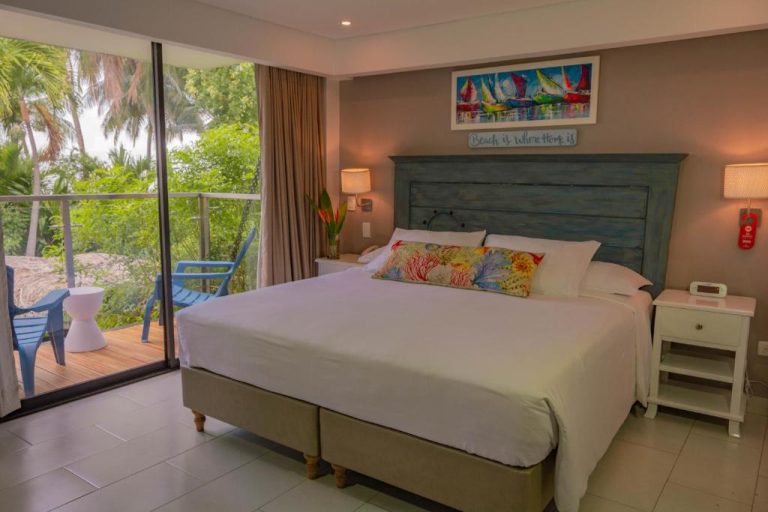 Habitación con cama doble y terraza con vistas tropicales en Casa Verano Beach Hotel Adults Only