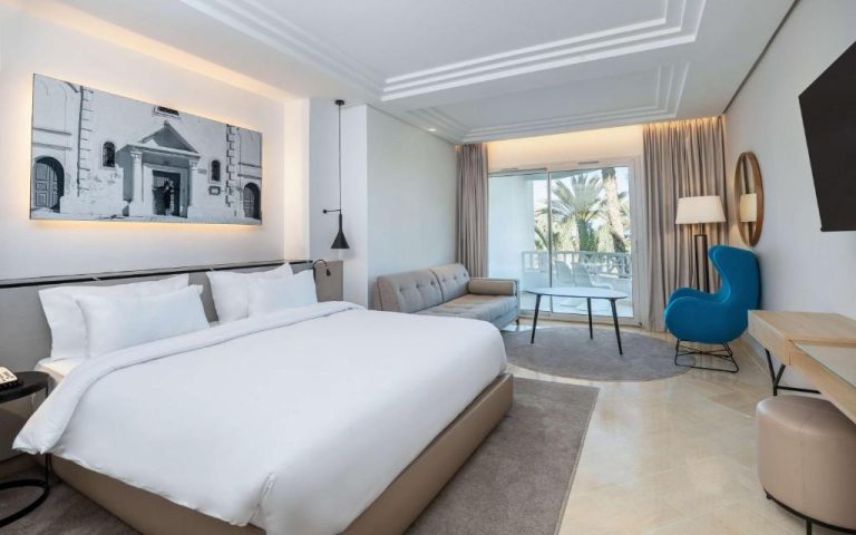 Habitación deluxe con cama king y terraza con vistas al jardín en Radisson Blu Palace Djerba