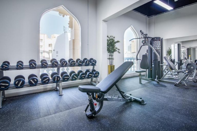 Gimnasio moderno con mancuernas Precor y máquinas de musculación en Central Inn Souq Waqif