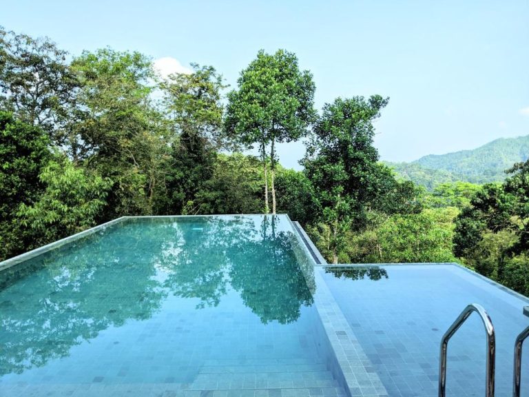 Piscina infinita con vistas a la selva tropical y montañas en AHAS GAWWA Eco Lodge
