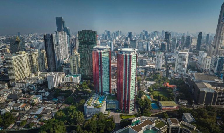 Vista aérea del Chatrium Grand Bangkok con sus torres rojas destacando en el skyline de Bangkok