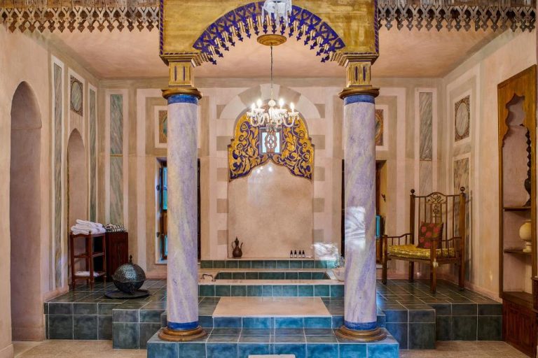 Lujoso hammam spa con columnas de mármol y decoración árabe en el Al Moudira Hotel de Luxor