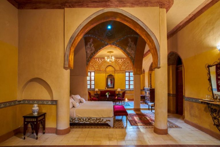 Lujosa habitación con arcos árabes y decoración tradicional en el Al Moudira Hotel de Egipto