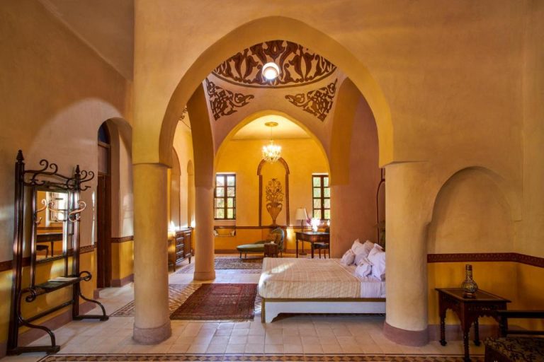Lujosa habitación con arcos árabes y decoración arabesca del Al Moudira Hotel en Luxor, Egipto