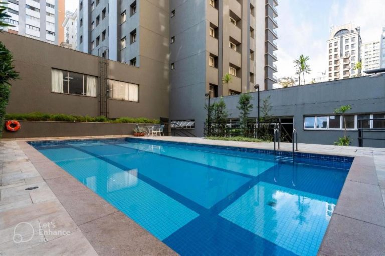 Piscina exterior del Flat particular en hotel 4 estrelas Av Paulista con vistas a los edificios de São Paulo