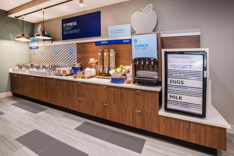 Buffet de desayuno Express Start con cereales, frutas y nevera de yogur en Holiday Inn Express Starke