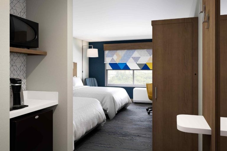 Habitación doble con dos camas y escritorio en Holiday Inn Express Starke by IHG