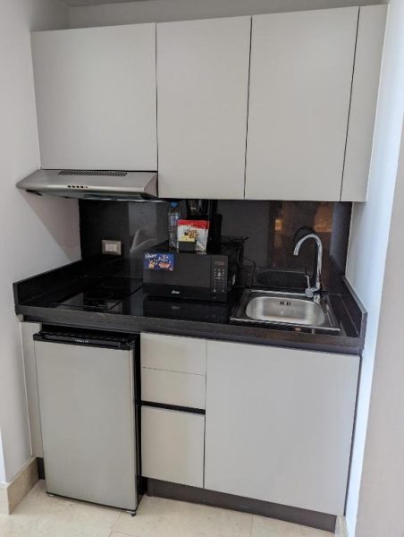 Cocina equipada con microondas, fregadero y mininevera en Hacienda Samana Bay Hotel