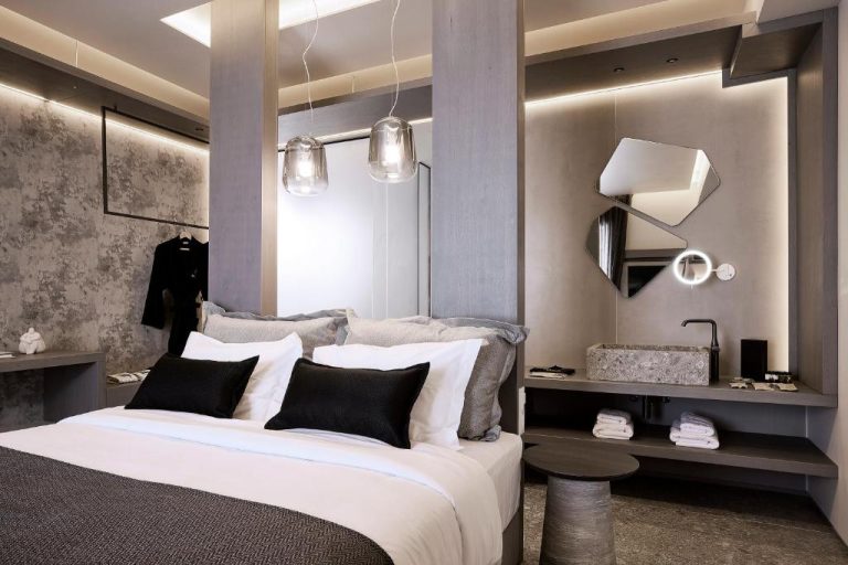 Habitación de lujo con cama doble y zona de lavabo en Amazon Mykonos Resort and Spa