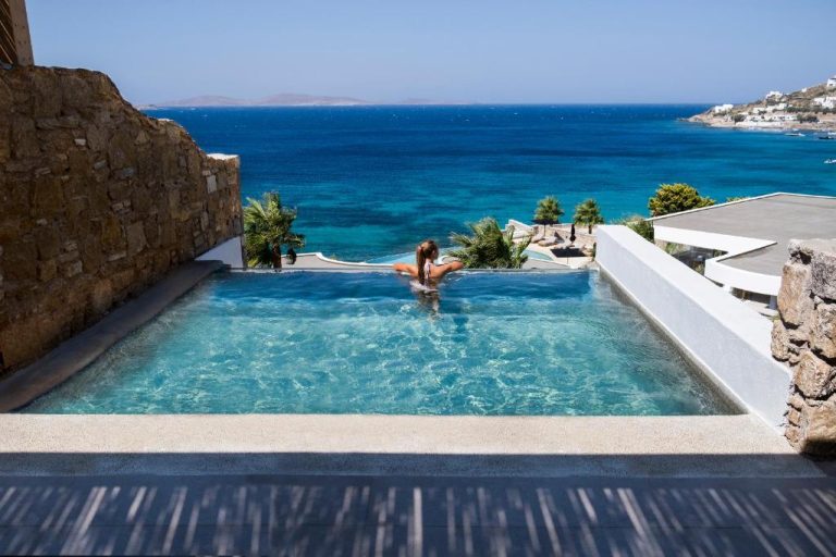Piscina infinita con vistas al mar Egeo en Amazon Mykonos Resort and Spa, Grecia
