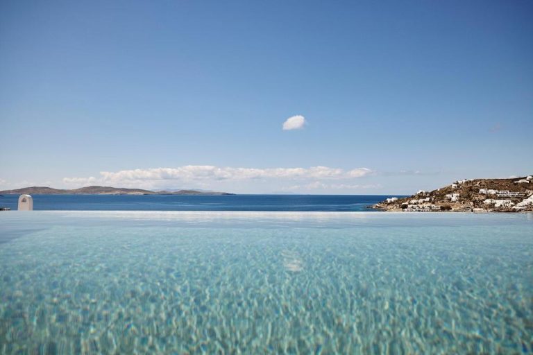 Piscina infinita con vistas al mar Egeo y las islas del Amazon Mykonos Resort and Spa