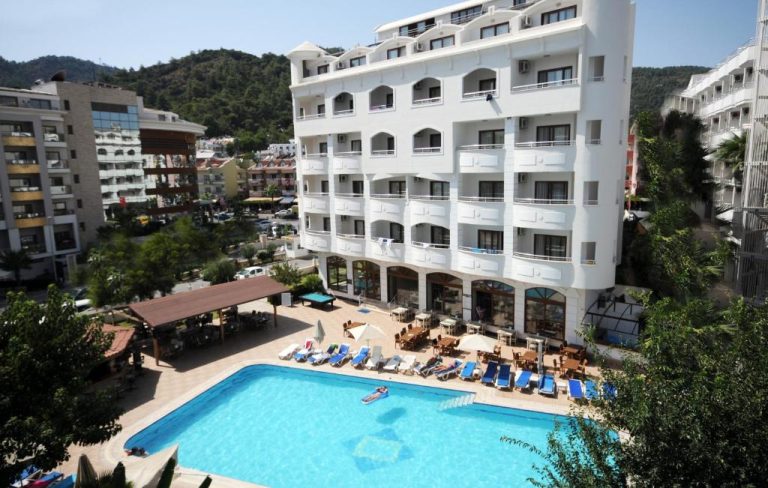 Piscina exterior con tumbonas y terraza del My Dream Hotel con vistas a las montañas