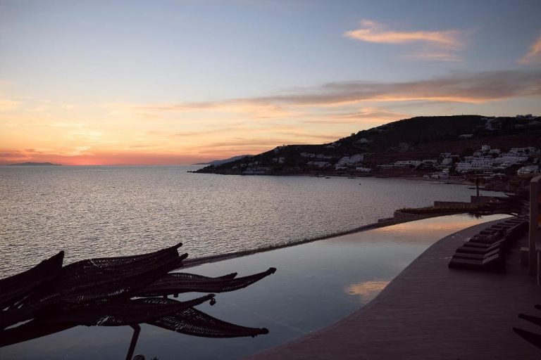 Piscina infinita del Amazon Mykonos Resort and Spa con vistas al mar Egeo al atardecer