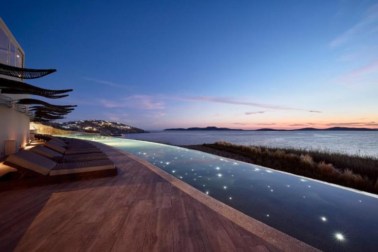 Piscina infinita con vistas al mar al atardecer en Amazon Mykonos Resort and Spa, Grecia