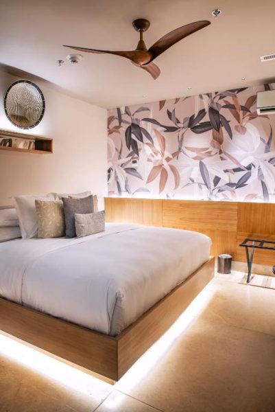 Habitación moderna con cama doble e iluminación LED en Hotel Casona del Porvenir