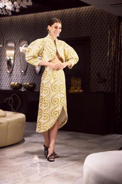 Modelo luciendo elegante conjunto estampado en el lujoso lobby del Amazon Mykonos Resort and Spa
