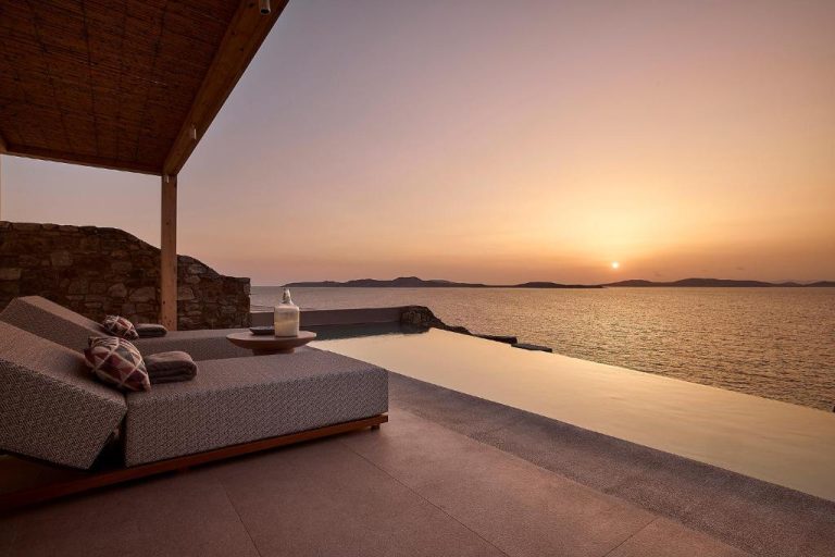 Piscina infinita con vistas al mar al atardecer en Amazon Mykonos Resort and Spa