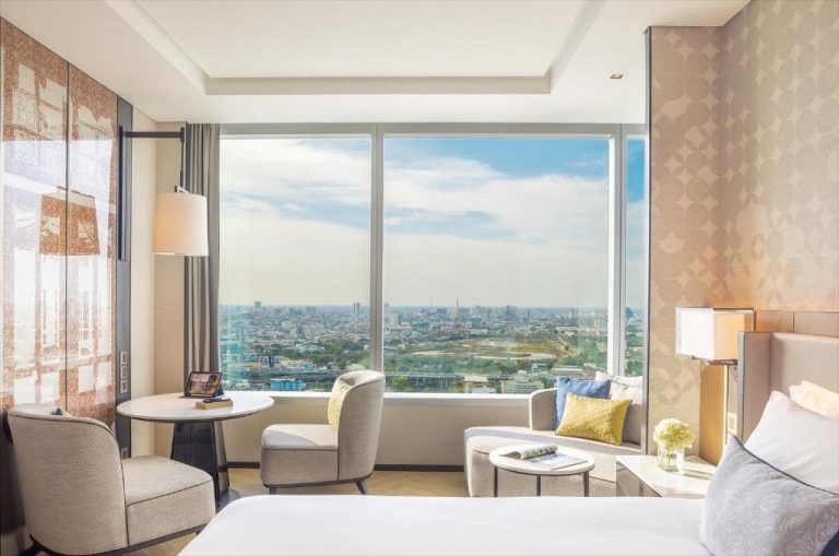 Habitación de lujo con cama doble y vistas panorámicas a Bangkok en Eastin Grand Hotel Phayathai