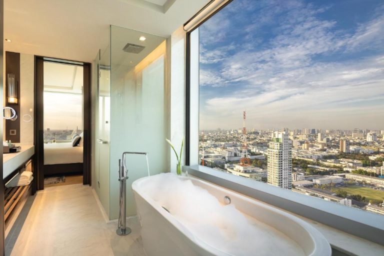 Bañera exenta con vistas panorámicas a la ciudad de Bangkok en el Eastin Grand Hotel Phayathai