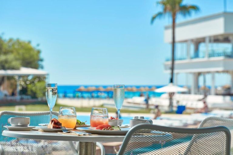 Terraza con desayuno y cócteles frente a la piscina y playa del So Nice Beach Resort