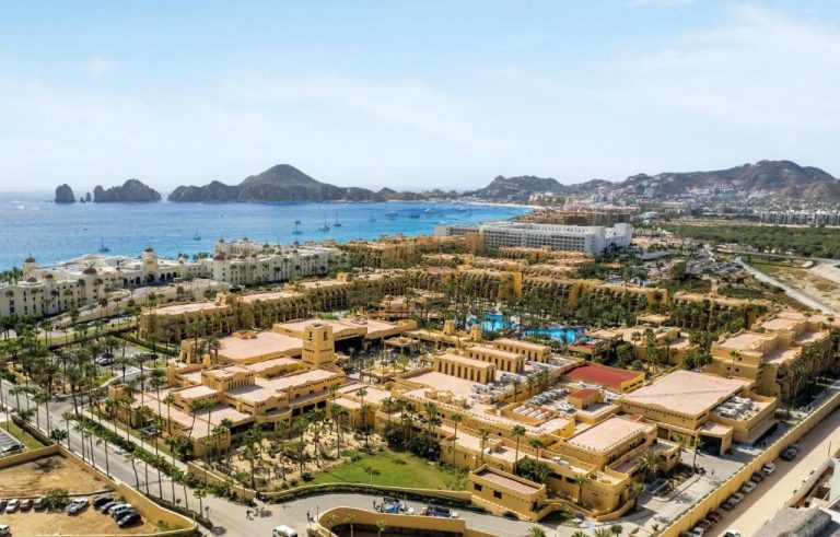 Vista aérea del Hotel Riu Santa Fe All Inclusive en Los Cabos con piscinas y playa al fondo